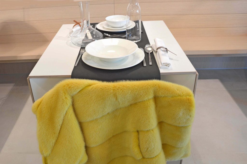 Poncho in visone giallo