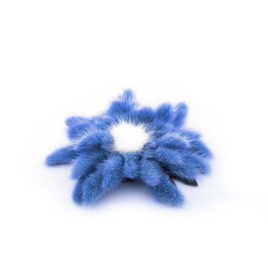 Spilla a fiore in visone azzurro fiordaliso