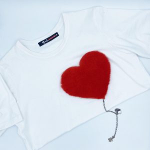 t-shirt con cuore rosso