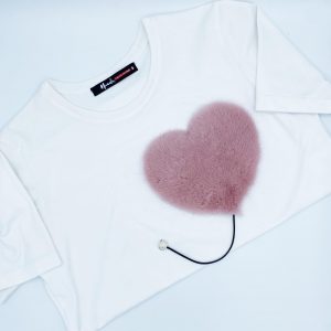 t-shirt con cuore rosa